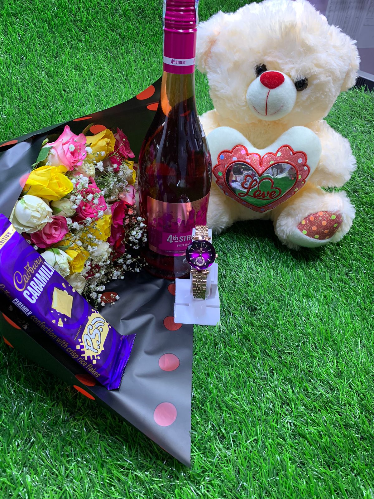 Lovers sensation bouquet and wine valentines gift pack