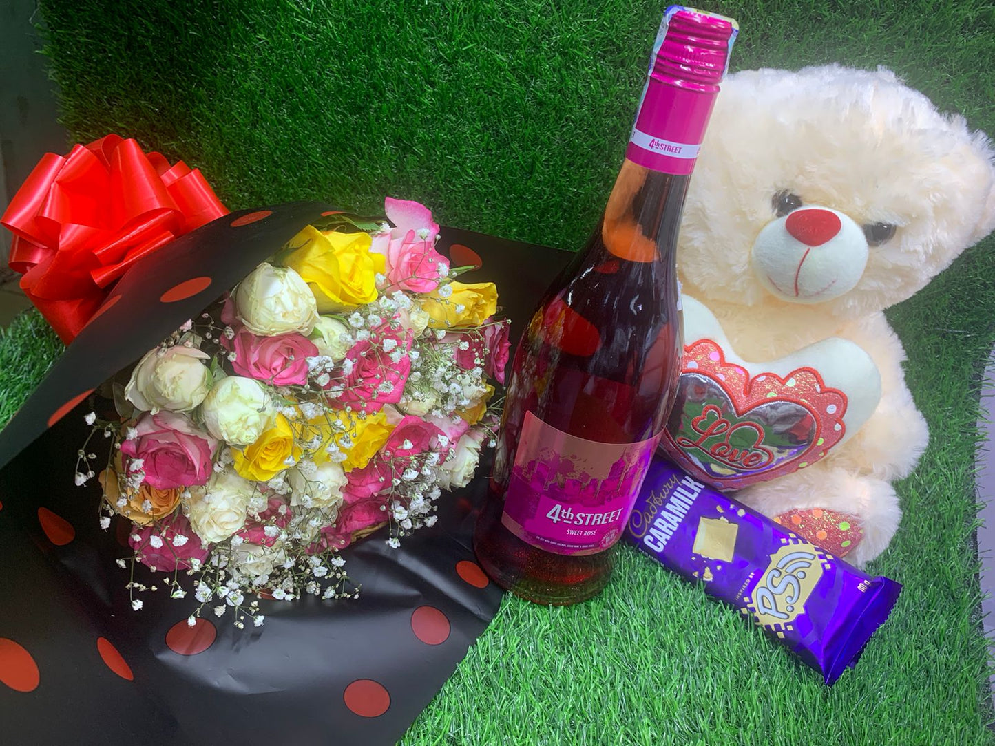 Lovers sensation bouquet and wine valentines gift pack